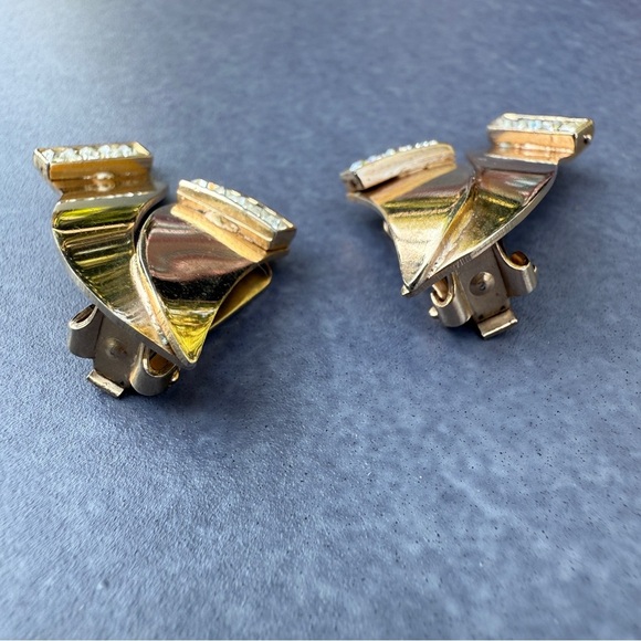 Vintage Gold Tone Abstract Clip On Earrings in Scroll Ribbon Design that Sparkle - Picture 12 of 17